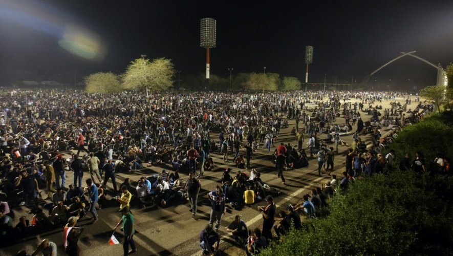 Des milliers de manifestants rassemblés dans la cour des célébrations après avoir envahi la Zone verte, à Bagdad, pour protester contre l'incapacité de la classe politique à s'accorder sur un nouveau gouvernement, le 30 avril 2016