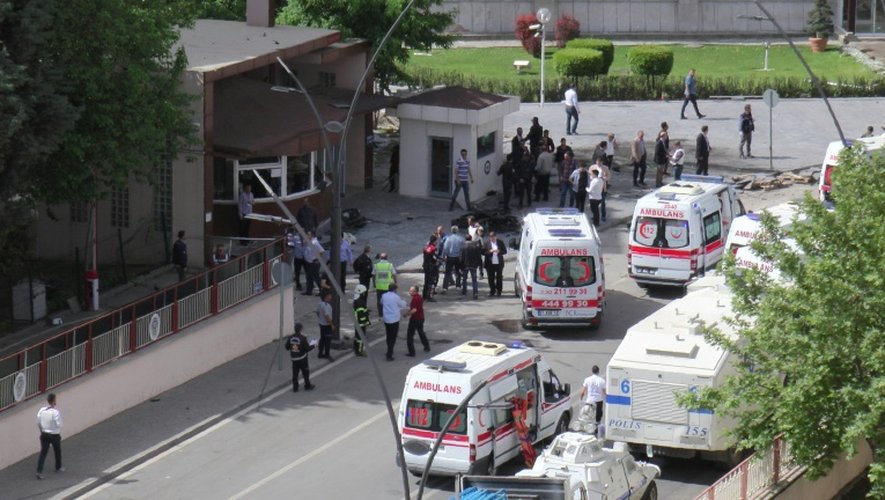 Des ambulances devant le poste de police cible d'une attaque le 1er mai 2016 à Gaziantep en Turquie