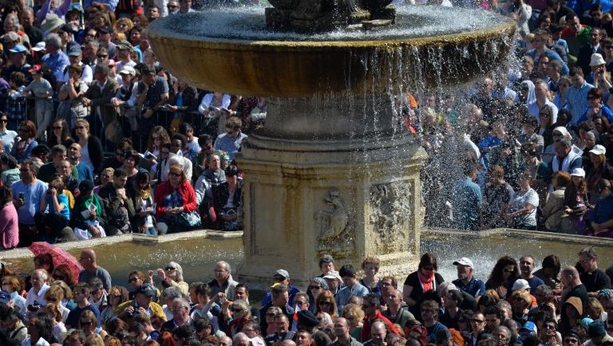 La foule massée place St-Pierre, au Vatican, pour la messe de Pâques, le 20 avril 2014