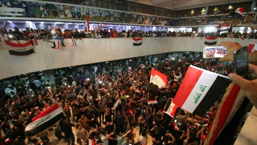 Des milliers de manifestants ont envahi le Parlement irakien, à Bagdad, pour protester contre l'incapacité de la classe politique à s'accorder sur un nouveau gouvernement, le 30 avril 2016
