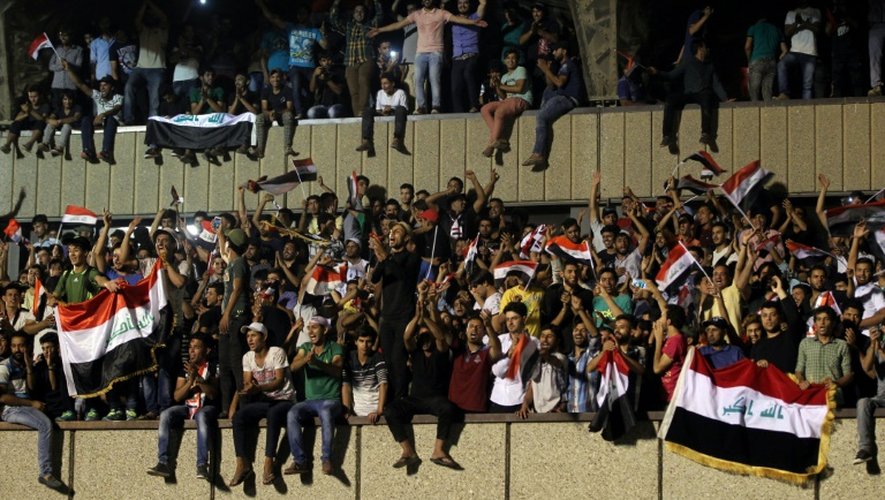 Des milliers de manifestants rassemblés dans la cour des célébrations après avoir envahi la Zone verte, à Bagdad, pour protester contre l'incapacité de la classe politique à s'accorder sur un nouveau gouvernement, le 30 avril 2016