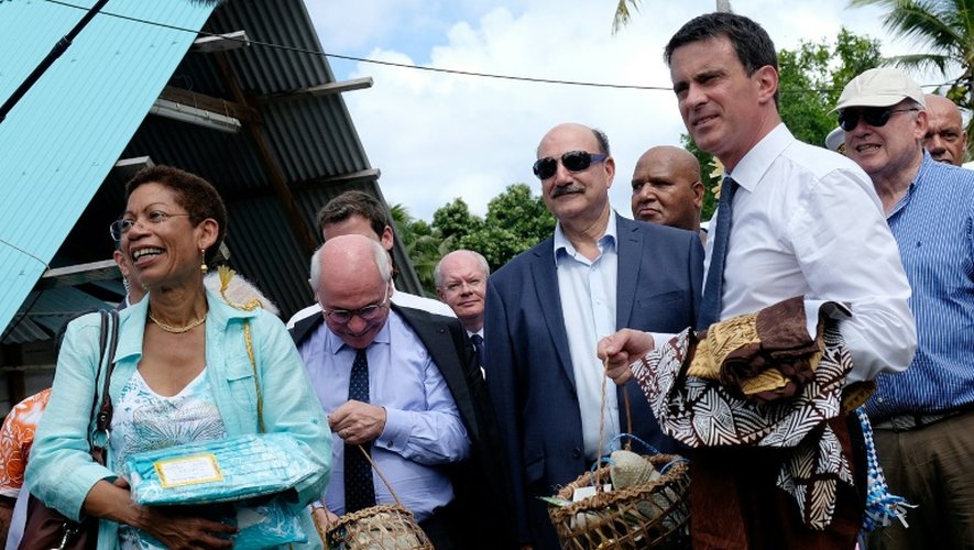 La ministre de l'Outre-mer George Pau-Langevin et le Premier ministre Manuel Valls le 1er mai 2016 à Lifou en Nouvelle Calédonie