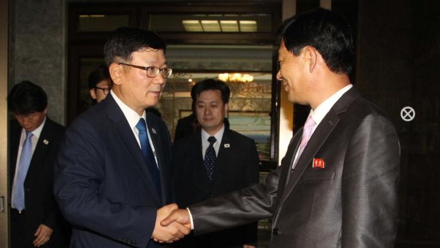 Suh Ho, chef de la délégation sud-coréenne (g), sert la main de son homologue du nord, Park Chol-Su (d) lors de négociations tenues le 7 juillet 2013 à Panmunjom