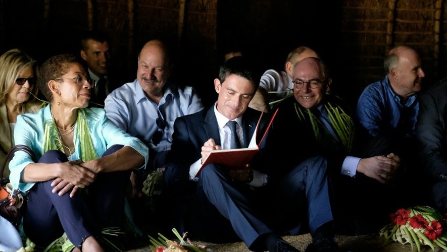 La ministre de l'Outre-mer George Pau-Langevin et le Premier ministre Manuel Valls le 1er mai 2016 à Lifou en Nouvelle Calédonie