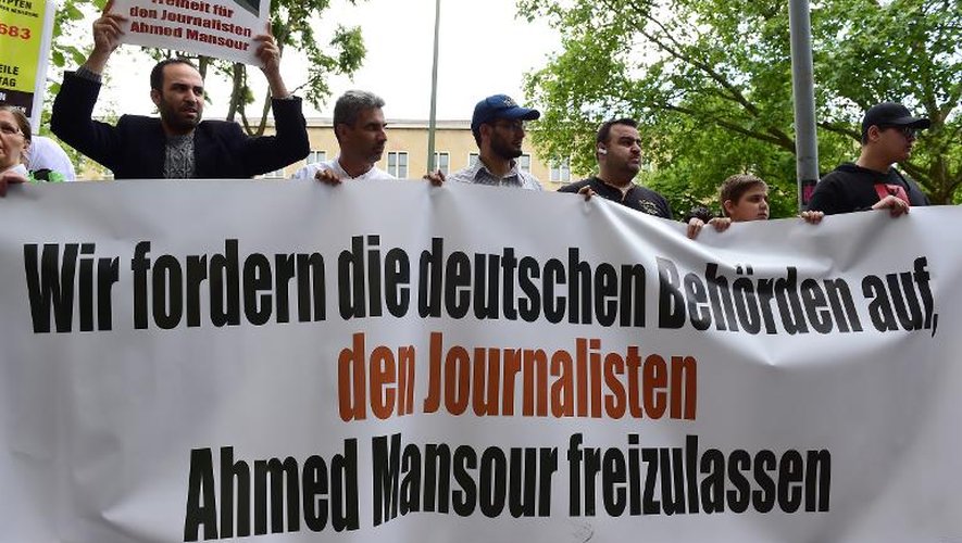Des manifestants portant une banderole disant "Nous demandons aux autorités allemandes de libérer Ahmed Mansour" le 21 juin 2015 devant le tribunal à Berlin, où le journaliste est détenu