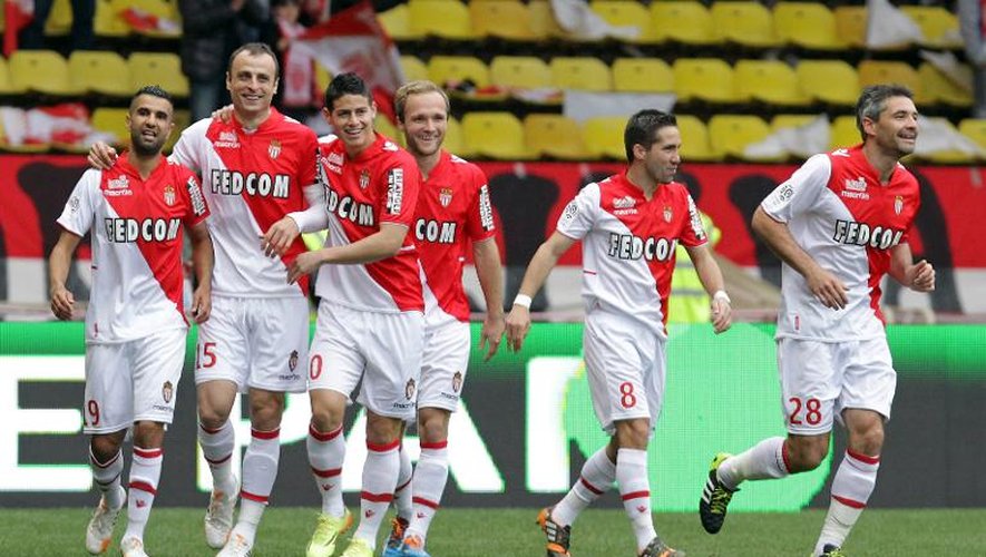 L'attaquant de Monaco, Dimitar Berbatov (2e g), et ses coéquipiers fêtent son but contre Nice au stade Louis II, le 20 avril 2014 à Monaco