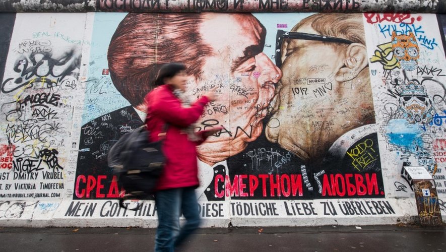 Graffiti sur le mur de Berlin représentant un baiser entre l'ex dirigeant de l'URSS Leonid Brejnev (g) et l'ex-dirigeant de la RDA Erich Honecker, photographié à Berlin le 6 novembre 2015