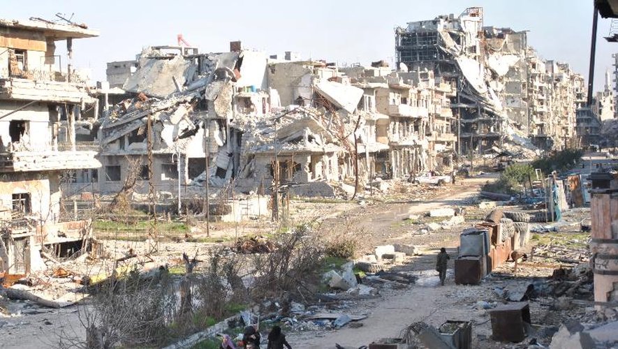 Des civils quittent la ville syrienne de Homs assiégée, le 9 février 2014