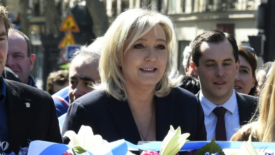 Marine Le Pen  place Saint-Augustin devant la statue de Jeanne d'Arc le 1er mai 2016  à Paris