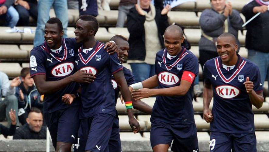Le goleador girondin Cheick Diabaté (g), auteur d'un triplé contre Guingamp en Ligue 1, est félicité par ses coéquipiers, le 20 avril 2014 au stade Chaban-Delmas à Bordeaux