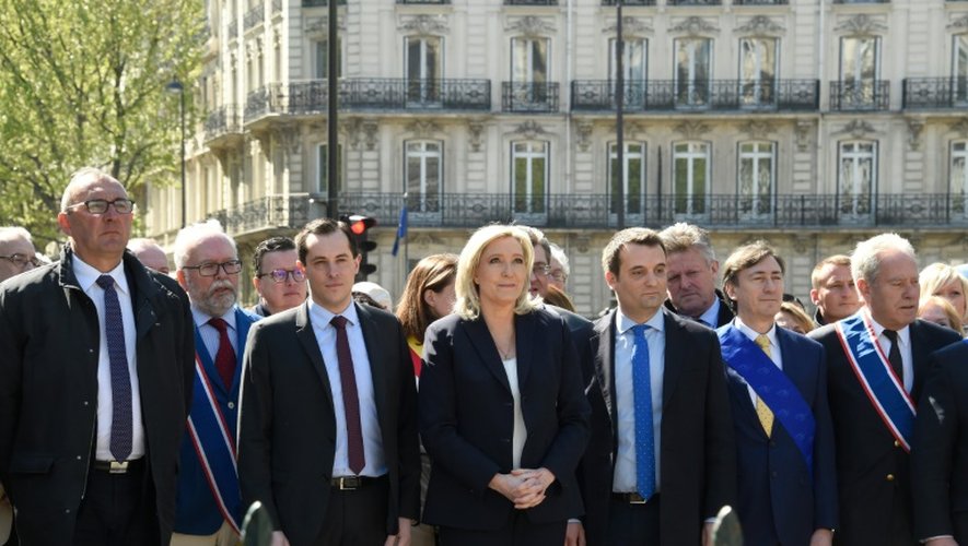 Nicolas Bay, Wallerand de Saint-Just, Marine Le Pen et Florian Philippot devant la statue de Jeanne d'Arc le 1er mai 2016 à Paris