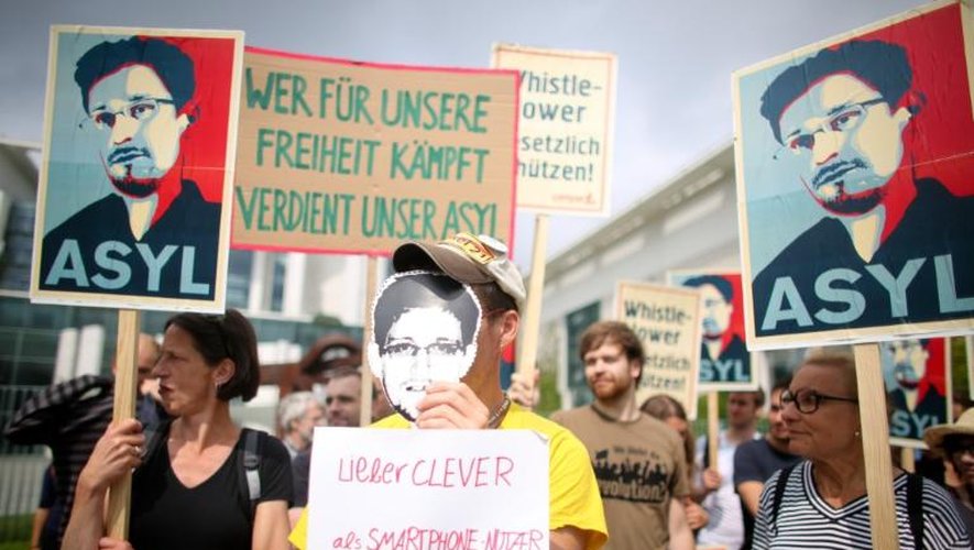 Des partisans d'Edward Snowden manifestent devant la Chancellerie, le 4 juillet 2013 à Berlin