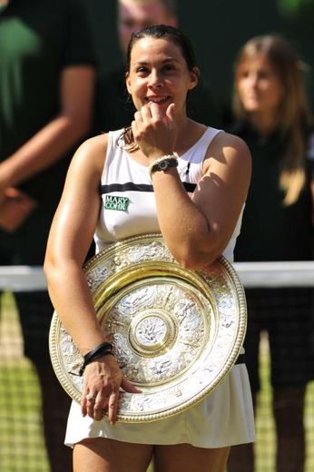 Marion Bartoli avec le trophée du vainqueur de Wimbledon, le 6 juillet 2013