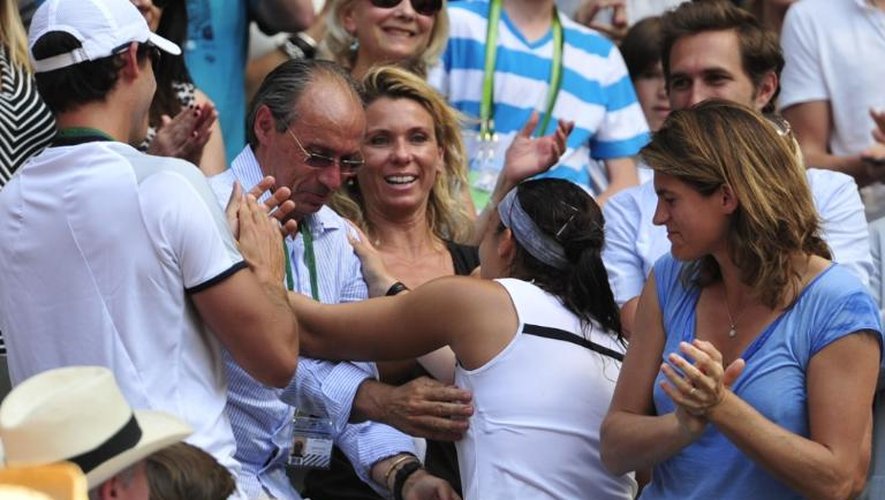Marion Bartoli embrasse son père Walter dans les tribunes de Wimbledon après sa victoire en finale, le 6 juillet 2013