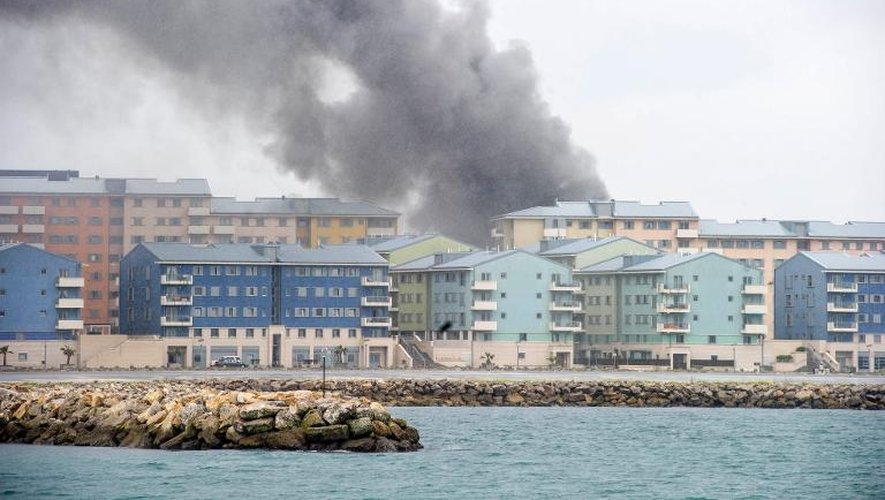 Un panache de fumée après l'explosion du générateur d'une centrale électrique, le 20 avril 2014 à Gibraltar