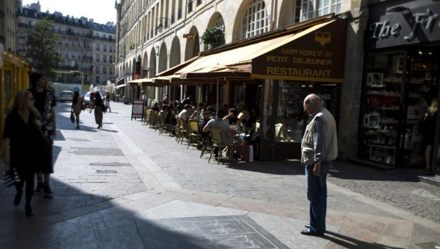 Un homme observe le lieu où Henri IV a été assassiné, rue de la Ferronnerie à Paris le 5 juillet 2013
