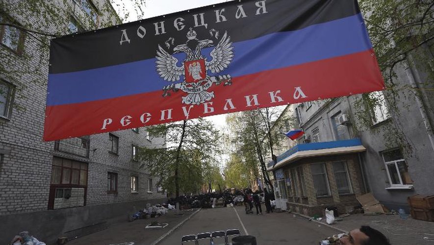 Un homme regarde un drapeau de la république autoproclamée de Donetsk le 19 avril 2014
