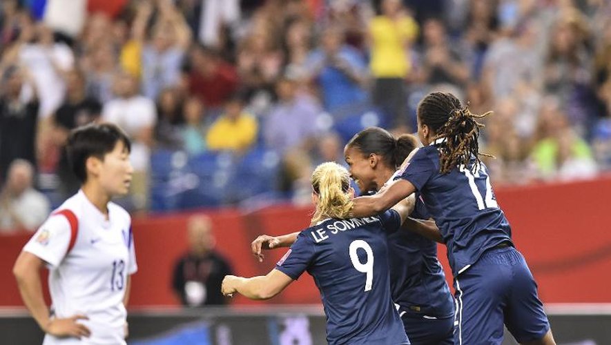 La joie des Françaises après le but d'Elodie Thomas contre la Corée du Suyd, le 21 juin 2015 au stade olympique de Montréal