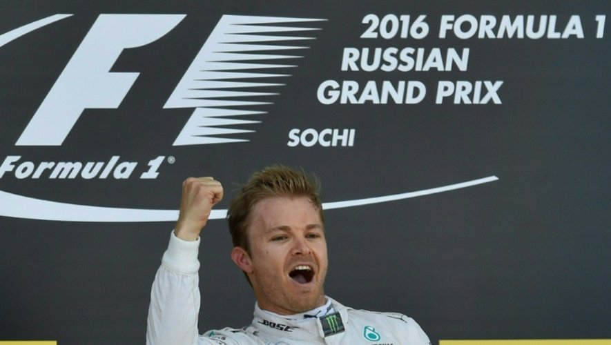 L'Allemand Nico Rosberg (Mercedes) en joie sur le podium après sa victoire au GP de Russie, le 1er mai à Sotchi