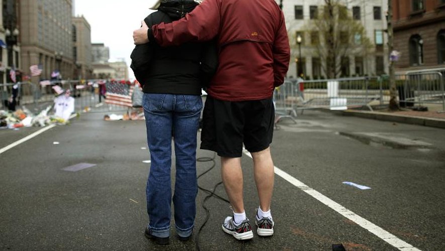 Deux personnes se recueillent le 20 avril 2013 à Boston après les attentats qui avaient endeuillé le célèbre marathon