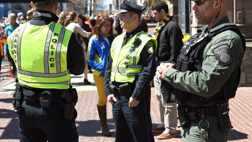 Des policiers déployés à la veille du marathon de Boston endeuillé en 2013 par un double attentat, le 20 avril 2014