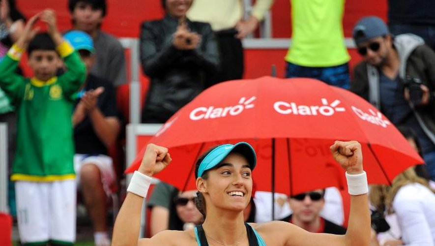 La Française Caroline Garcia fête sa victoire contre Jelena Jankovic à Bogota le 13 avril 2014