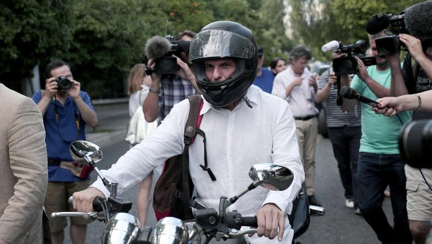 Le ministre grec des Finances Yanis Varoufakis quitte à moto une réunion chez le Premier ministre le 21 juin 2015 à Athènes