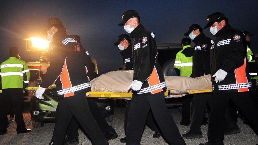 Des secouristes ramènent le corps d'une victime du naufrage à terre à Jindo le 20 avril 2014