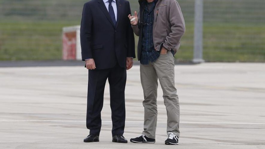 Le président François Hollande et le journaliste Didier François discutent sur le tarmac de Villacoublay après l'arrivée des ex-otages le 20 avril 2014