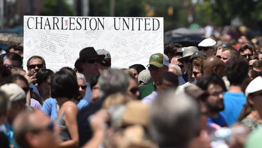 La foule rassemblée devant l'église le 21 juin 2015 à Charleston en Caroline du sud
