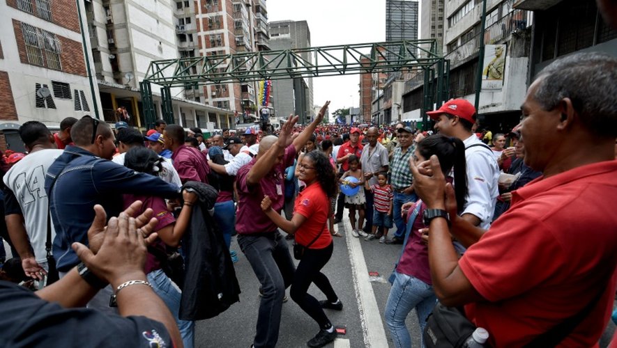 Des partisans du président vénézuélien Nicolas Maduro dansent lors du défilé du 1er mai 2016 à Caracas