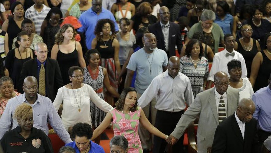 Des paroissiens participent à l'office religieux du 21 juin 2015 à l'église Emanuel de Charleston, en Caroline du sud