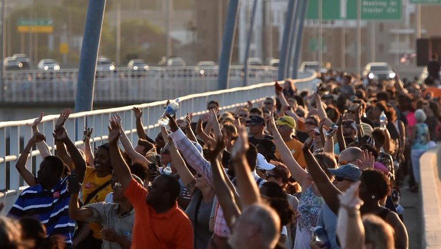 La foule rassemblée le 21 juin 2015 sur le pont Arthur Ravenel pour former un "pont de l'unité" entre Charleston et la banlieue cossue de Mount Pleasant