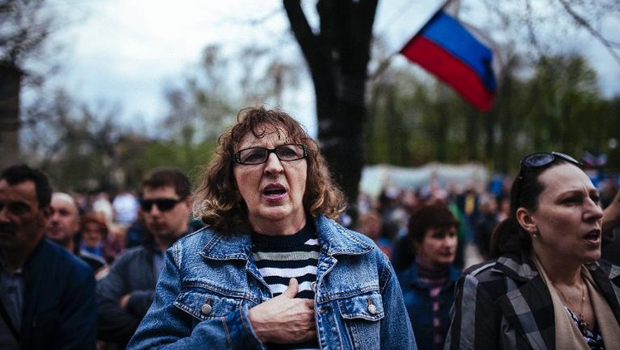 Des Ukrainiens pro-russes chantent l'hymne national russe lors d'une manifestation à Lugansk, dans l'est de l'Ukraine, le 21 avril 2014