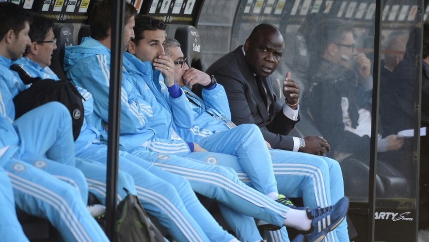 Basile Boli sur le banc de l'OM lors du match à Angers, le 1er mai 2016