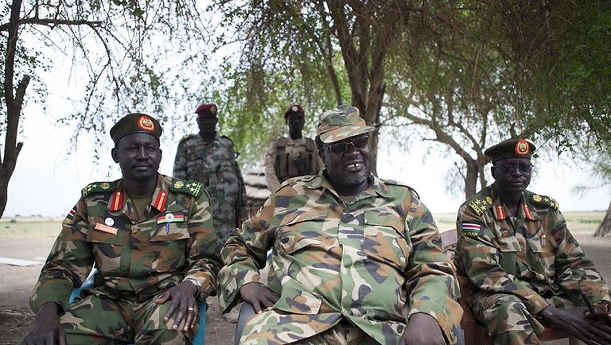 Le chef des rebelles au Soudan du Sud, Riek Machar (au centre), le 14 avril 2014 à Nasir
