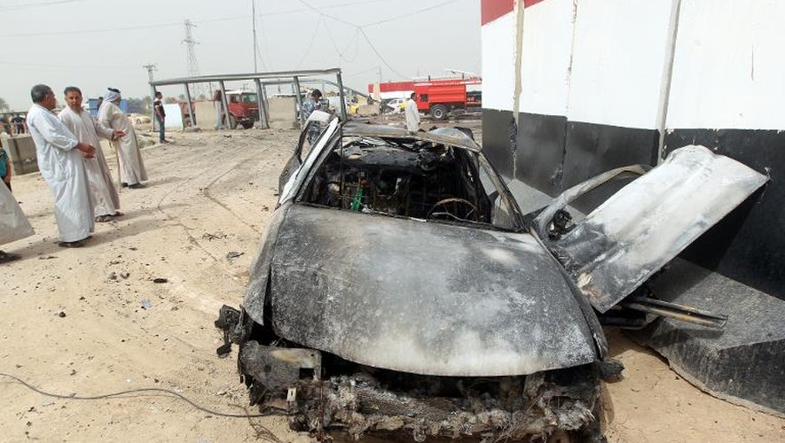 Le lieu d'un attentat à la voiture piégée dans la zone de Souweirah, au sud de Bagdad, le 21 avril 2014