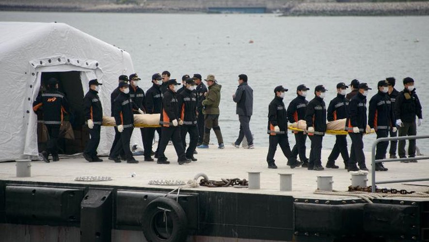 Les corps de victimes du naufrage du ferry "Sewol" sont transportés dans le port de Jindo le 22 avril 2014