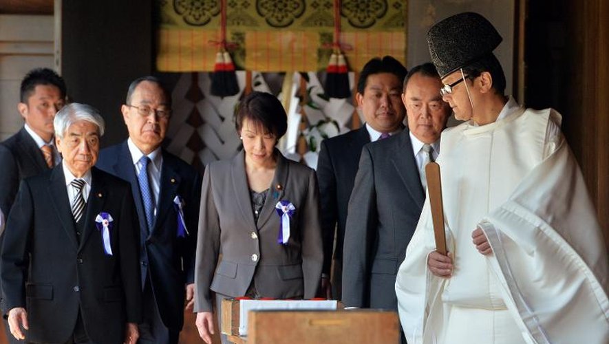 Des parlementaires japonais suivent un prêtre Shinto lors d'une visite au sanctuaire controversé de Yasukuni à Tokyo le 22 avril 2014