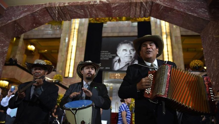 Des musiciens jouent du Vallenato, une musique colombienne, lors de l'hommage funèbre à Gabriel Garcia Marquez à Mexico le 21 avril 2014