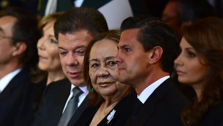 La veuve de Gabriel Garcia Marquez, Mercedes Barcha (au centre) est entourée du président Enrique Pena Nieto et de son épouse (à droite) et du président colombien Juan Manuel Santos (à gauche) et de son épouse à Mexico le 21 avril