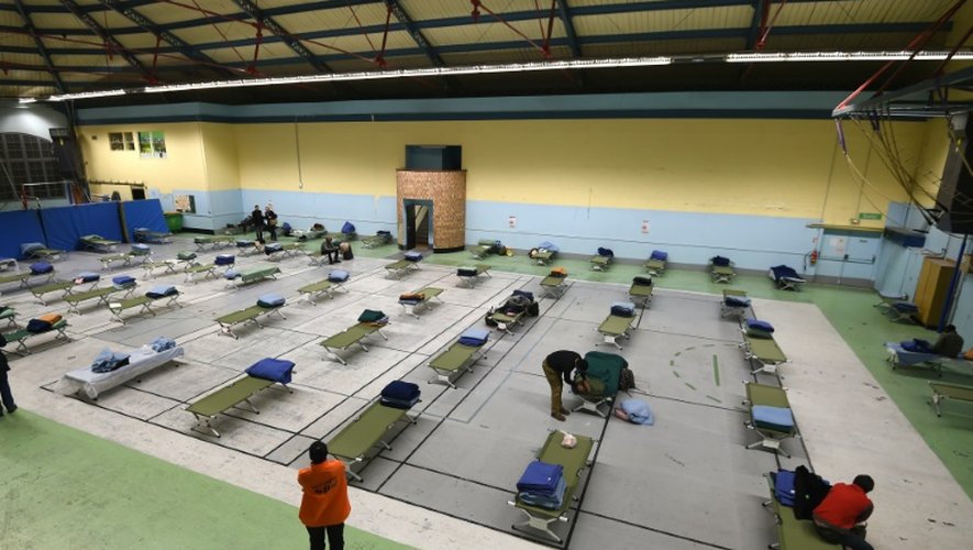 Des lits de camps dans un gymnase à Paris à destination des sans-logis le 28 décembre 2014