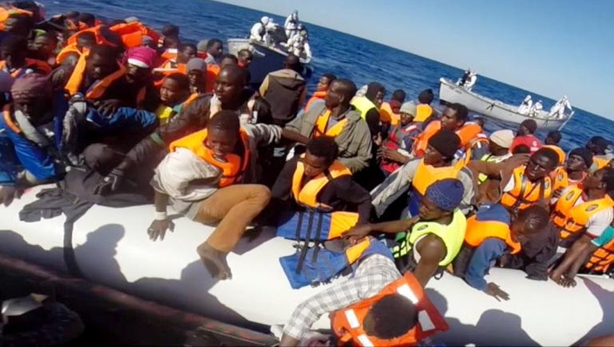 Capture d'écran d'une vidéo fournie le 2 mai 2015 par les garde-côtes italiens de migrants secourus en Méditerranée
