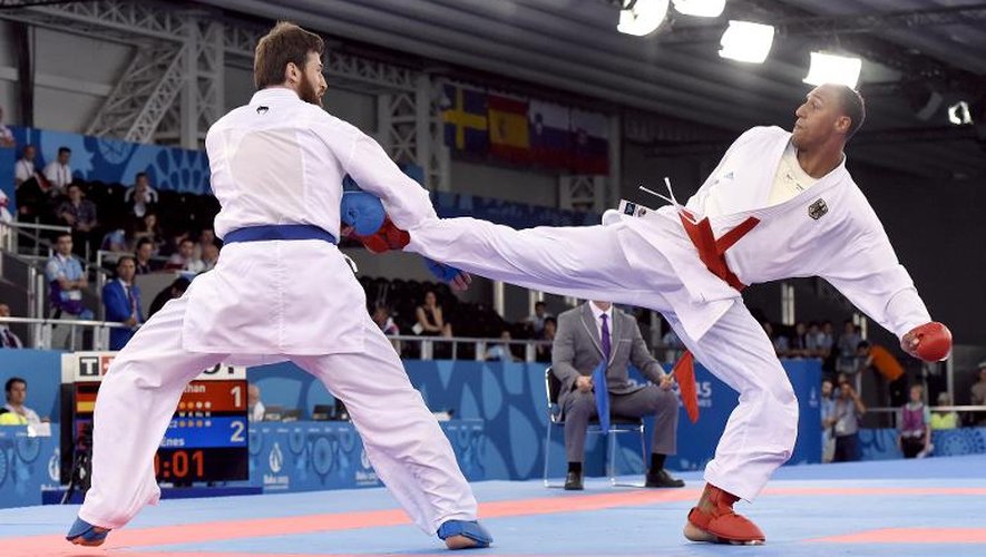 Match de karaté entre le Turc Enes Erkan (g) et l'Allemand Jonathan Horne aux Jeux européens de Bakou le 14 juin 2015