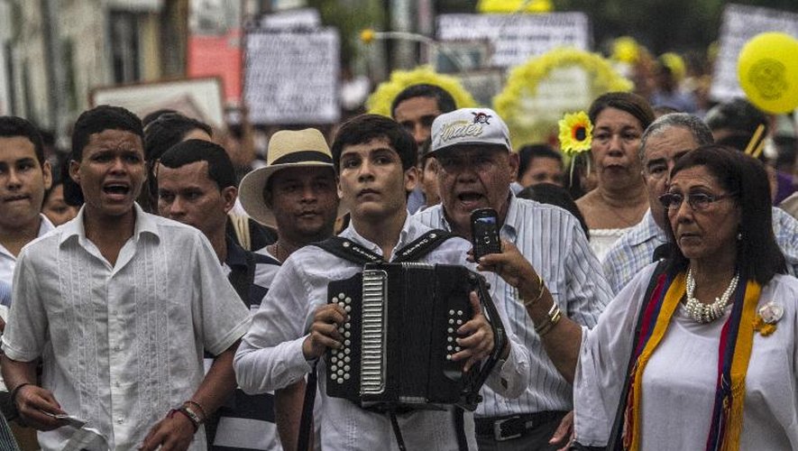 Des habitants d'Aracataca, en Colombie, participent à une marche funèbre en honneur à Gabriel Garcia Marquez le 21 avril 2014