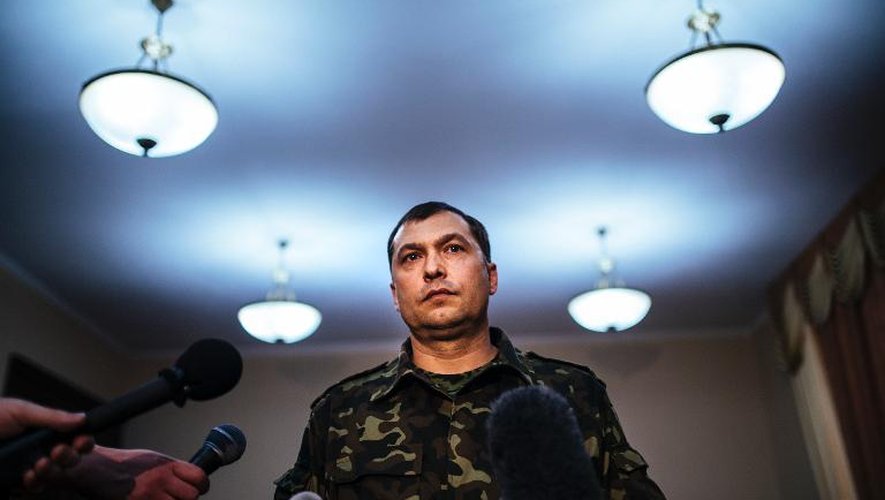 Le commandant de l'armée du sud-est de l'Ukraine autoproclamée, Valeriy Bolotov lors d'une conférence de presse après avoir été nommé "gouverneur du peuple" à Lugansk, le 21 avril 2014
