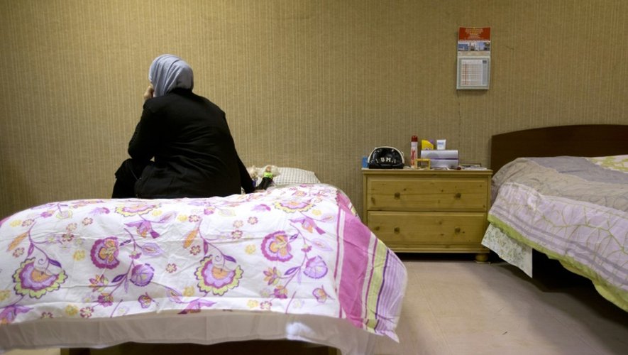 Une femme dans un hébergement d'urgence pour les sans-logis administré par des paroisses catholiques à Neuilly-sur-Marne le 5 février 2013
