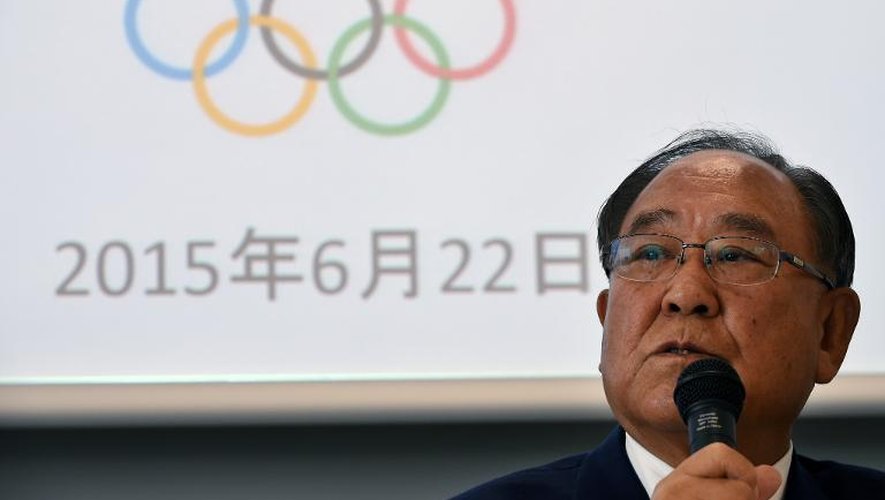 Fujio Mitaraï, le président de la commission chargée de l'ajout des épreuves, lors d'une conférence de presse à Tokyo le 22 juin 2015, annonçant les 8 nouvelles disciplines qui pourraient être inclues dans les JO en 2020