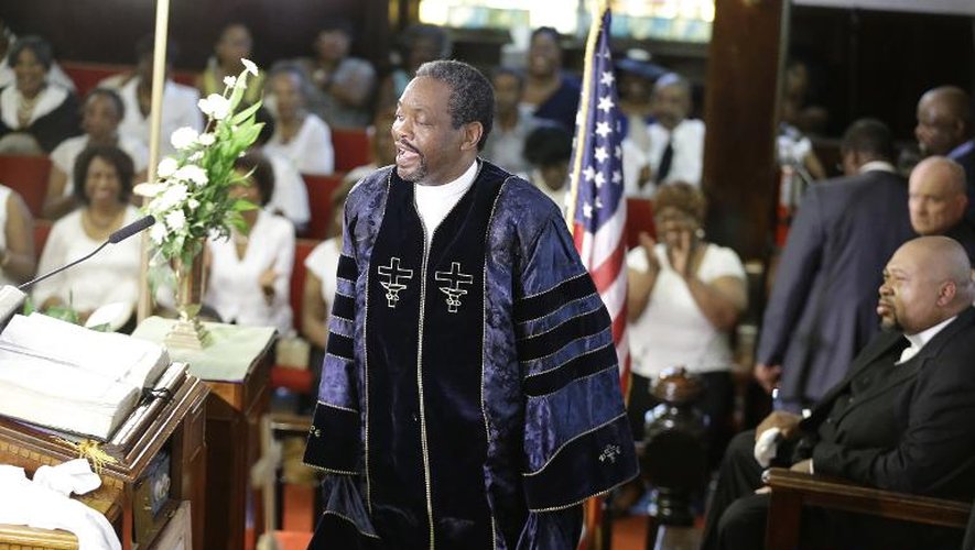 Le révérend John Gillison, lors de son office du 21 juin 2015 à l'église Emanuel de Charleston en Caroline du sud
