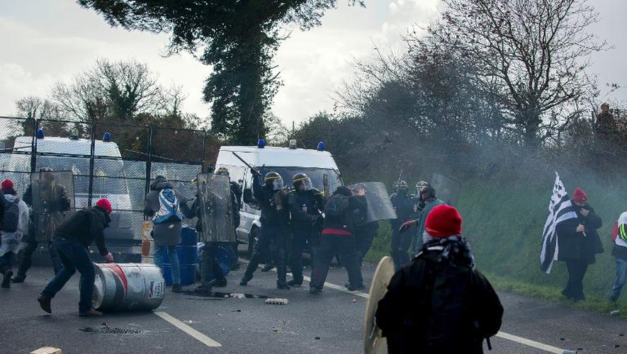 Des manifestants "bonnets rouges" affrontent la police à côté d'un portique d'écotaxe en Bretagne, le 15 février 2014